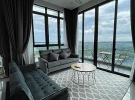 D Pristine 3 bedroom Apartment opp to Legoland