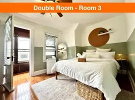 20 min NYC-Modern Private Room-Queen Bed-Parking