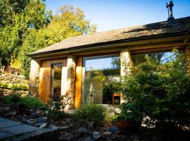 Cosy Rural Barn with Private Garden & Forest - The Cart Barn, hotel v destinaci Tavistock