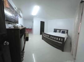 wombats beach resort,hotel, bar and restaurant，奧隆阿波的飯店