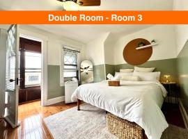 20 min NYC-Modern Private Room-Queen Bed-Parking, hotel en Jersey City