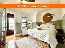 20 min NYC-Modern Private Room-Queen Bed-Parking