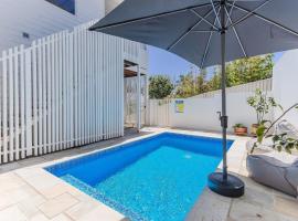 High Tide 4BR 3 level house Ocean views & Pool，位于金斯克里福的酒店