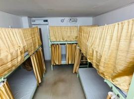 Kannur Dormitory 24 Hours – hotel w mieście Jāmb
