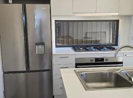 Luxurious new 5 bedroom house and Double garage، فندق في Marsden Park