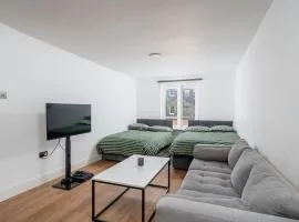 16 Guests, 4 Studios, Groups, Contractors, Stockwell SW9