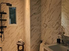 Charly Apartment - 2BR Seaview Cozy Apartment, hotel in Ban Ko Khwan