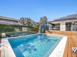 KozyGuru | Chittaway Point | Lakeside Luxe Retreat, hotel i Chittaway Point