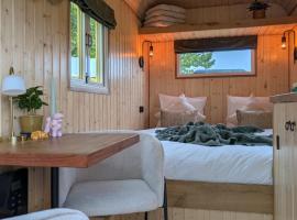 CRASH'NSTAY Mamaloe Pipowagen, hotel v destinaci Hooge Vaart