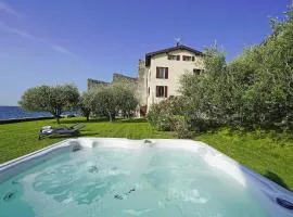 Villa Victoria Lake front