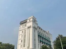Toeti Roosseno Plaza