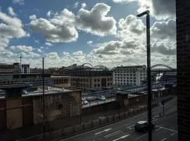 Modern City Centre Apartment - 2BR - Sleeps 8 - Parking & River Views