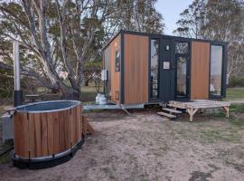 Hollow Mountain Getaway 2 by Tiny Away, hotel que acepta mascotas en Laharum