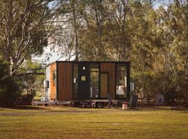 Hollow Mountain Getaway 2 by Tiny Away, Hotel in Laharum