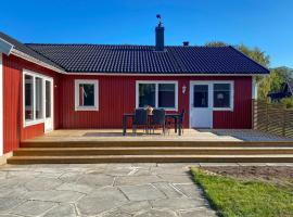 5 Bedroom Awesome Home In Löttorp, hotel en Böda