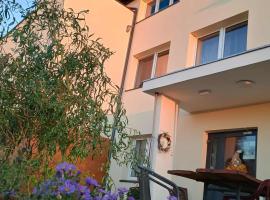 Noclegi nad Biebrzą Stara Szkoła, hotel with hot tubs in Wroceń