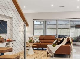 Lake Coogee Retreat - Spacious 4BR with Spa & Near Beach, hotel in Coogee