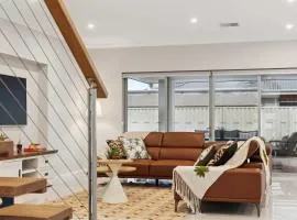 Lake Coogee Retreat - Spacious 4BR with Spa & Near Beach