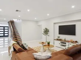 Lake Coogee Retreat - Spacious 4BR with Spa & Near Beach