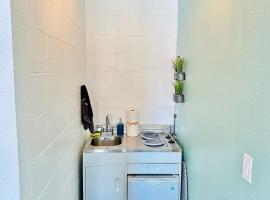 Studio with a kitchenette in an updated motel, hotel v destinaci Basse-Terre