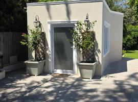 Camellia Cottage - Pool Room โรงแรมที่มีที่จอดรถในMeadowridge