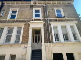 The Bournemouth Hideaway - Beautiful Central flat - 10 mins walk to beach - Brought to you by Coastline Retreats