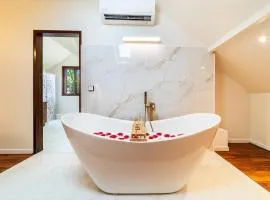 VILLA DU JARDIN ANGELIQUE classée 5 étoiles - 4 suites pouvant accueillir jusqu'à 8 personnes - piscine CHAUFFÉE située en plein centre-ville de St Pierre à 2 pas du lagon