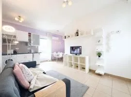 1BR Stylish Apartment with City Views & AC - Purple Skyline