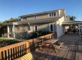 Canal Front 3 bedroom 2 bathroom, Hotel in Nassau