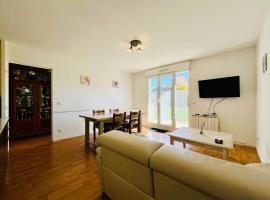 Le Petit Podium Cozy Ground Floor، فندق في كارينتان