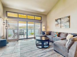 Lake Chelan Shores - Beachfront Splendor 12-5, hotel din Chelan