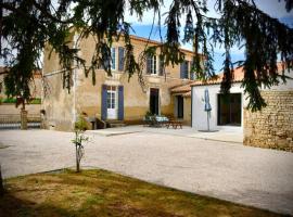 Chambre d'hôtes rénovée du XVIII ème, hotel in Saint-Aubin-la-Plaine