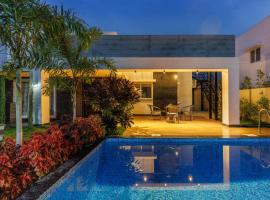 Wildscape Pool Villa by StayJade Luxe Garden2BHK: Hosūr şehrinde bir otel