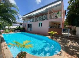 Appartement spacieux à Schoelcher avec piscine partagée