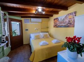 Little house Airport, Hotel in Focene