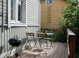 Lovely SELF-SERVICE studio in wooden house, private bath&parking、トゥルクのホテル