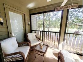 Coastal Getaway & Golf Retreat Condo, отель в городе Полис-Айленд