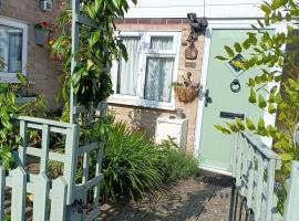Dolphin cottage, hotel in Nevendon