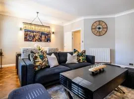 Luxury 3 Bed Apartment, Train Station