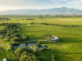 Bozeman Farmstead - Country Side Stay & Mtn Views
