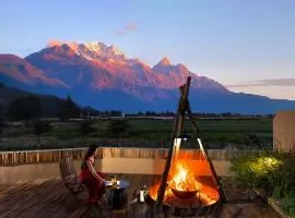 ShanJuanYun Panoramic Sunlit Yulong Snow Mountain Hotel