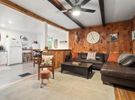 Rustic Cabin Getaway Close to Everything Fun!, ξενοδοχείο σε Beaver Dams