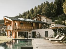 Luxury Chalet In The Dolomites With Spa And Pool, hotel em Selva di Val Gardena