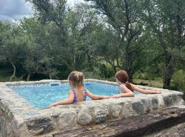 Cabaña El Quebrachal, hotel in Valle Hermoso