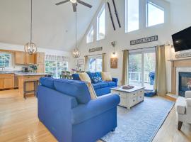 Family Ski Getaway with Hot Tub, Near Cranmore!, hotel de playa en Conway