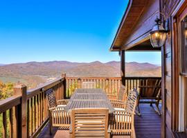 Amazing Mountain View - Outdoor Hot Tub, Pool Table + Outdoor Fireplace!, Hotel in Mineral Bluff