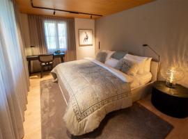 Chalet Gutsch Andermatt by HomeFlow, cottage ở Arni Alp