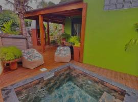 Bungalow accueillant à La Rivière / 28 m² / Piscine privée, hotel a Les Cocos