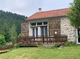 Maison confortable avec jardin à Borne 80 m², hotel in Loubaresse
