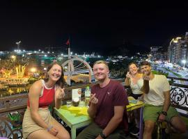 The Little Leaf Hostel - Restaurant & Rooptop Bar, Hostel in Cát Bà